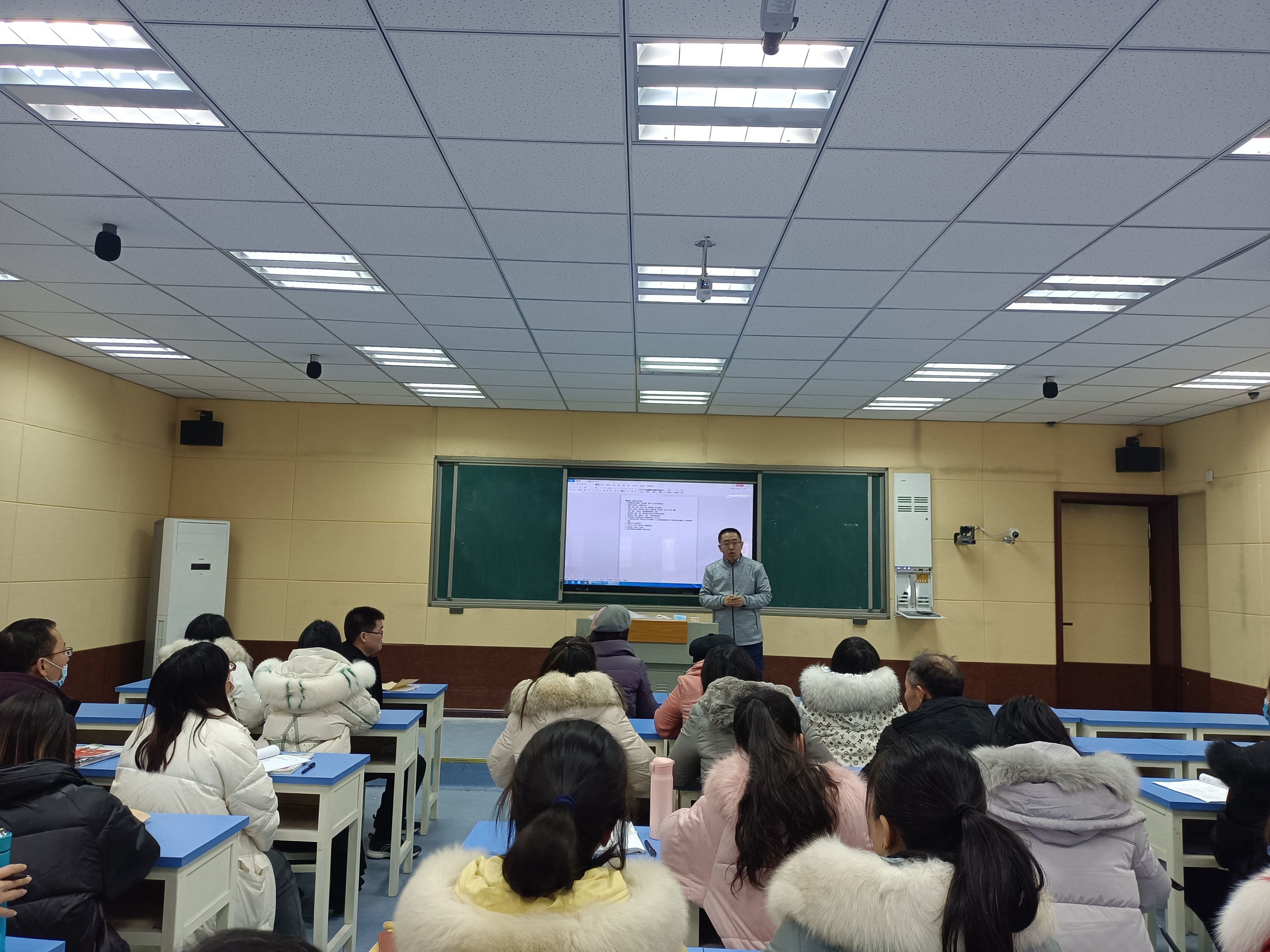 张志杰老师做讲座.jpg