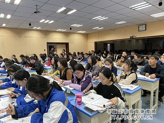 校领导和老师们认真听课.jpg
