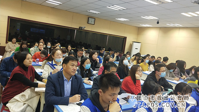 张建岭校长带领老师们听评课.jpg