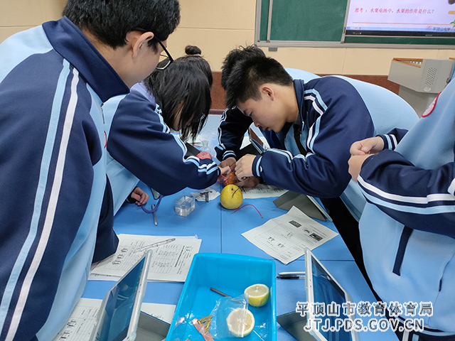 学生们动手做电解质实验.jpg