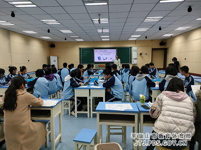 学生们认真听讲.jpg