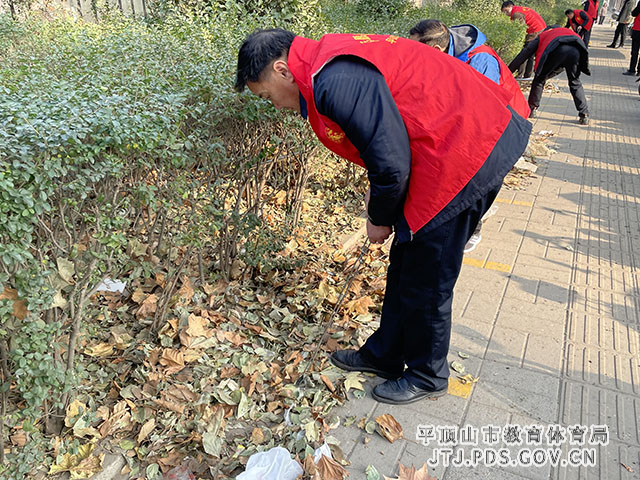 张建岭校长带头参与“六清三提一培养”志愿打扫活动.JPG