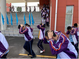 市四十四中学开展地震模拟应急疏散及反恐演练440.png