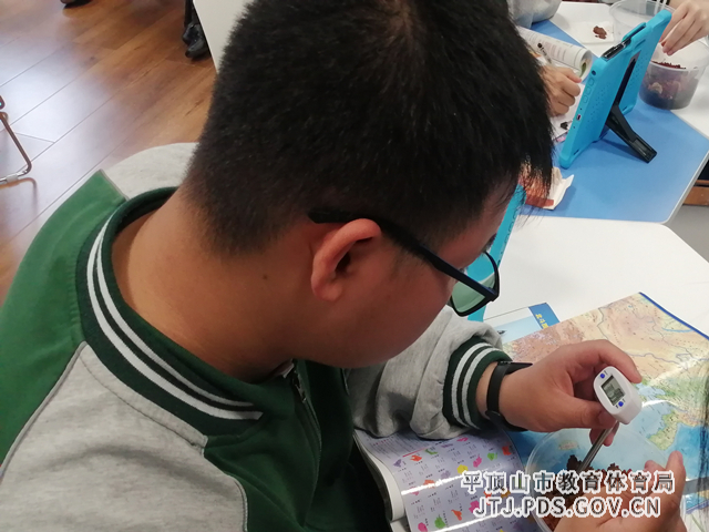 学生亲自动手测量土壤组成.jpg