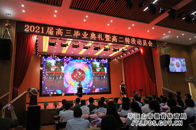 歌手小钢炮现场演唱《揣着梦想走》.JPG