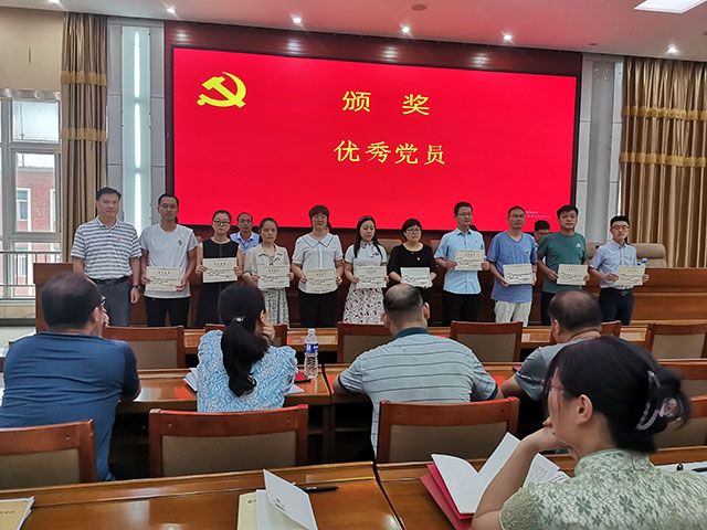 张建岭校长为优秀共产党员颁奖.jpg