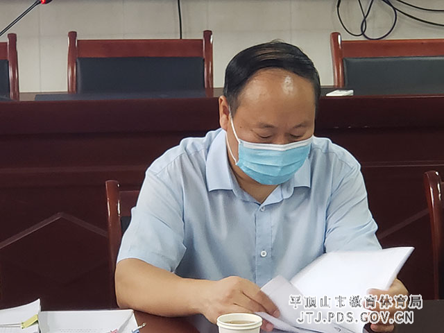 6.督导组查验学校开学准备工作资料.jpg