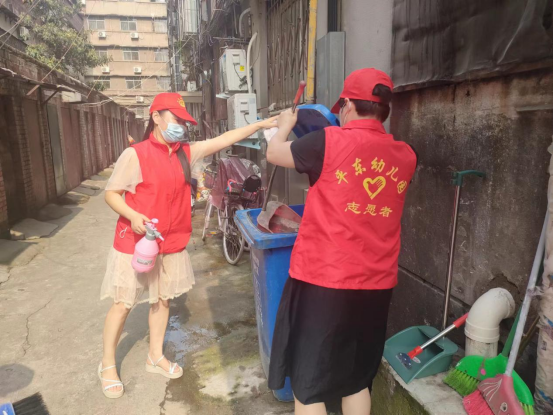 28.平东幼儿园开展“一校一庭院”联系社区庭院党员志愿者活动356.png