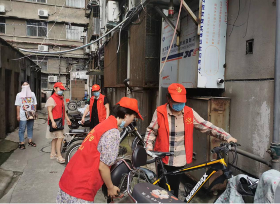 28.平东幼儿园开展“一校一庭院”联系社区庭院党员志愿者活动254.png