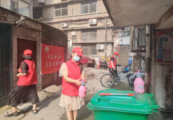 28.平东幼儿园开展“一校一庭院”联系社区庭院党员志愿者活动252.png
