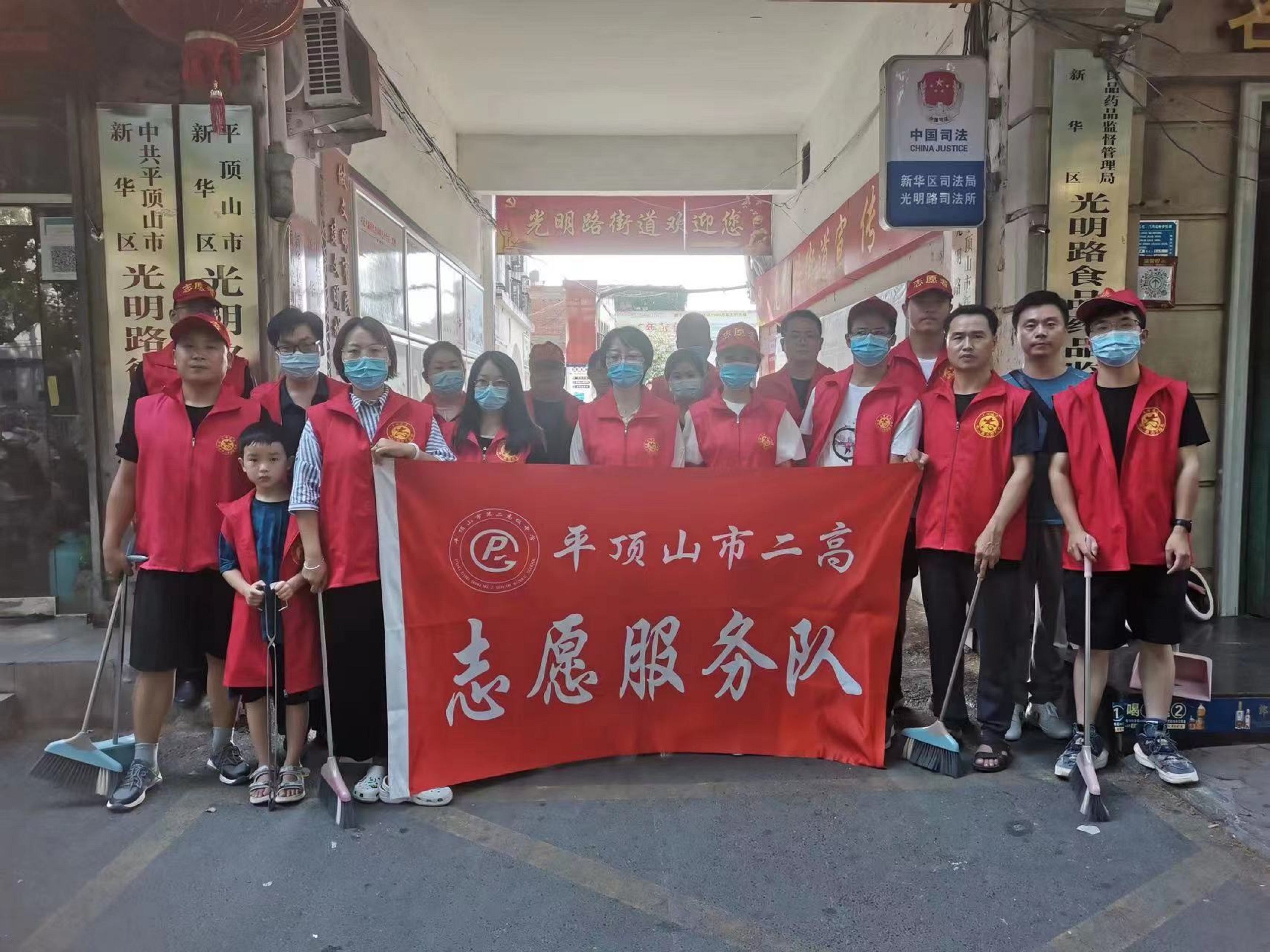 志愿者参与“一校一庭院”活动.jpg
