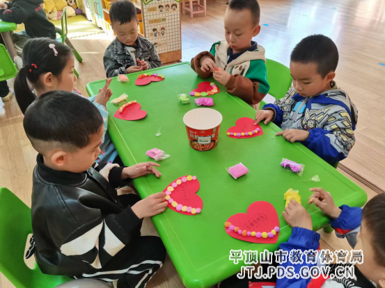 平东幼儿园开展三八主题班会169.png