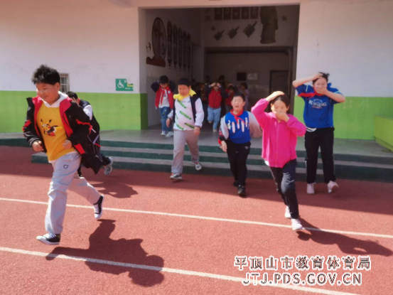 舞钢市第一小学5.12防灾减灾安全疏散演练962.png