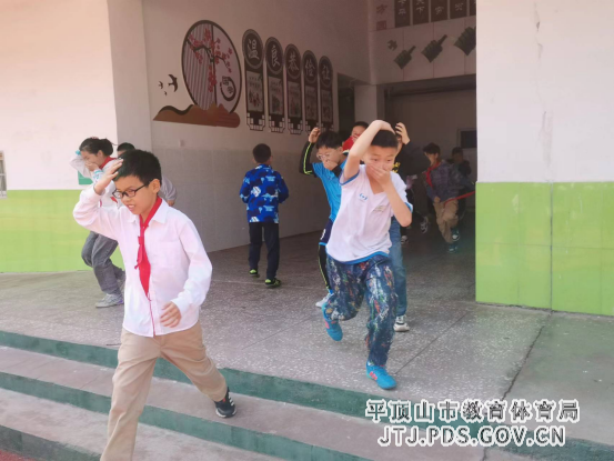 舞钢市第一小学5.12防灾减灾安全疏散演练961.png