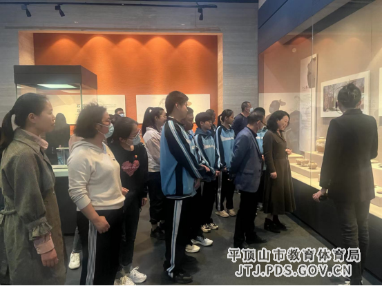 感受历史魅力   凝聚奋进力量—市十一中组织党员和部分学生到市博物馆参观学习(1)189.png