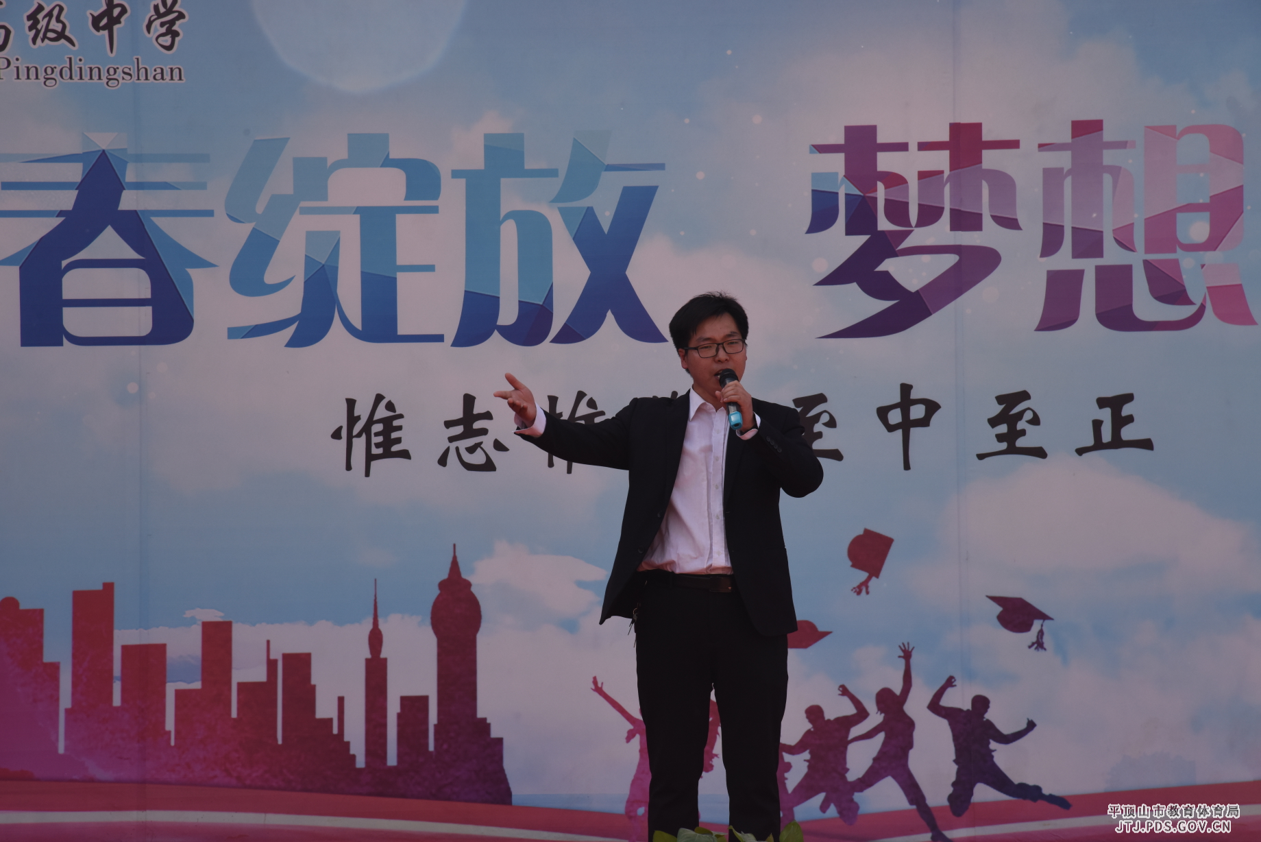 高一年级副主任马自豪带来的戏曲《四千岁你莫要羞愧难当》.png