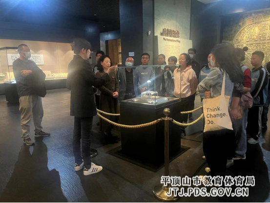 感受历史魅力   凝聚奋进力量—市十一中组织党员和部分学生到市博物馆参观学习(1)191.png
